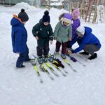 Дошколята вышли на улицу обкатывать лыжи