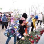 Церемония возложения цветов к обелиску работникам рыбокомбината